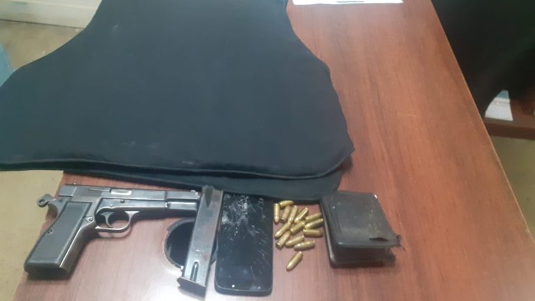 Capturan hombre en allanamiento, ocupan pistola ilegal y chaleco antibalas, en Los Salados