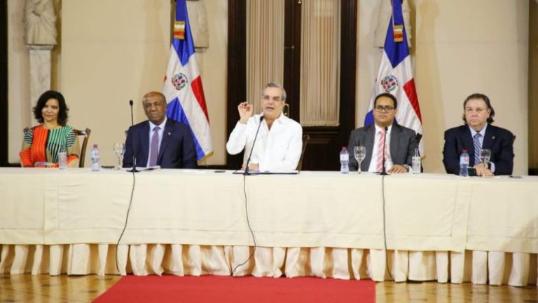 Presidente Abinader anuncia contratación de plantas de 800 MW en Manzanillo