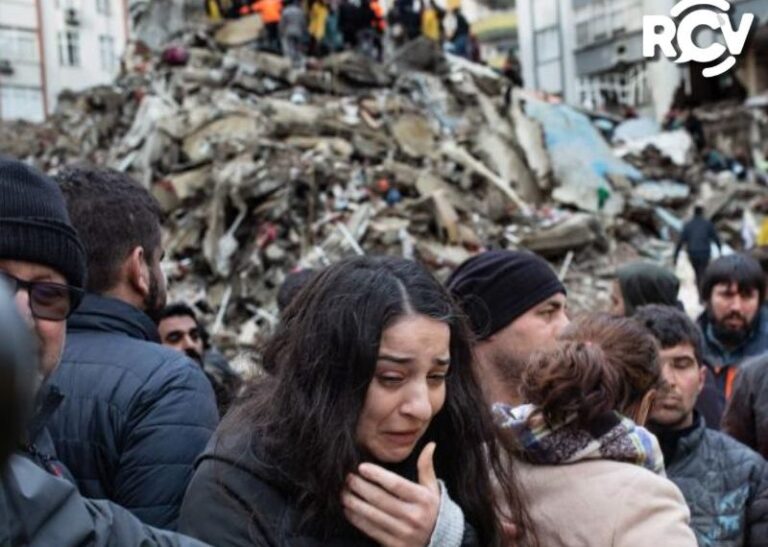 Terremoto en Turquía y Siria deja más de 2,300 muertos y casi 10,000 heridos.