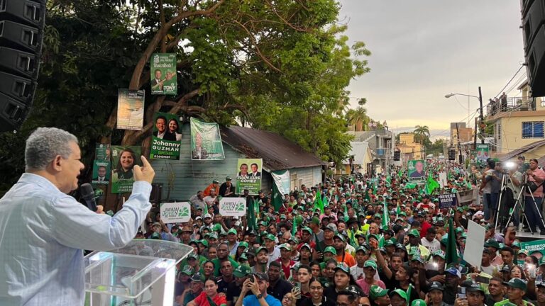 Multitud desafía torrencial aguacero en apoyo a precandidatos de la Fuerza del Pueblo en Mao