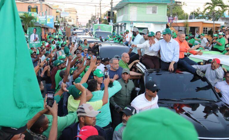 Calles de La Romana y SPM se tiñen de verde en respaldo a Leonel y a candidatos de la FP y aliados