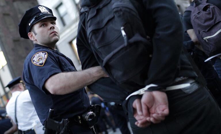 Cuidados del policía al arrestar a un antisocial: Recomendaciones de los expertos