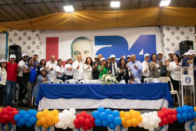 Juramentan Comando de Campaña del Frente de Salud del PRM en la provincia Santo Domingo