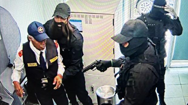 Cuatro hombres asaltan sucursal del Banco Popular de la Luperón