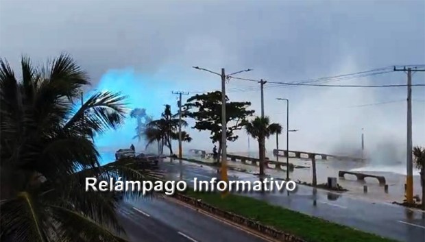 ¡Qué peligro! Enorme ola provoca explosión en la avenida España de SDE