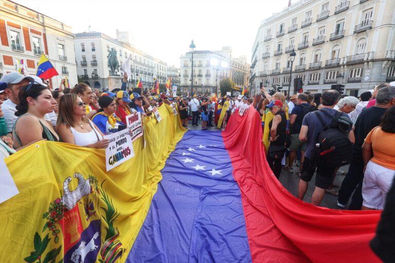 Cientos de venezolanos en España piden en Sol que no cese la presión internacional contra Maduro