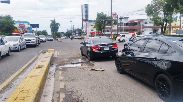 Continúa sin control ocupación ilegal de calles, aceras y contenes en SDE