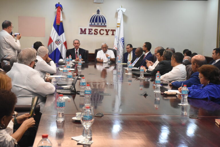 Mescyt y el Minerd abordan proceso fusión junto con rectores universitarios y personalidades del mundo académico dominicano