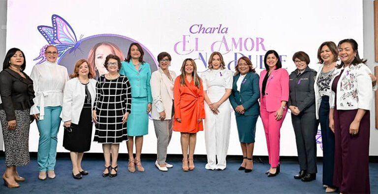 Colaboradores del Senado reciben la charla “El Amor No Duele”