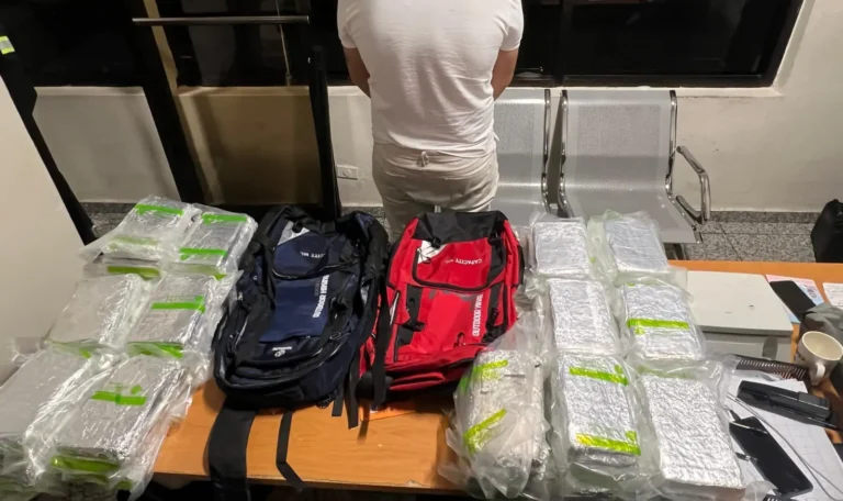 Detienen extranjero con 40 paquetes de cocaína