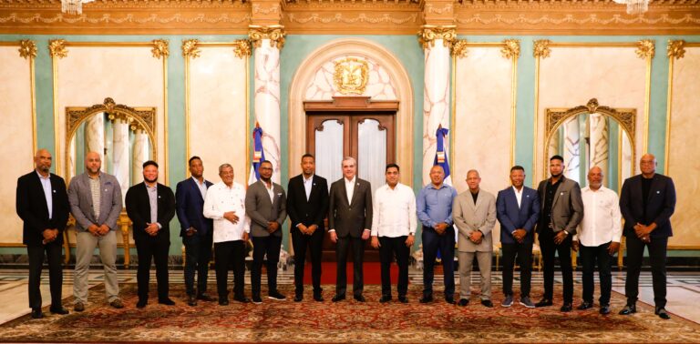 Presidente Abinader recibe al equipo dominicano de béisbol que representará al país en torneo 1º 12, en China Taipéi